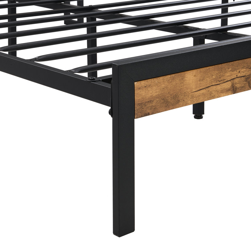 Très grand lit en métal avec tête de lit en bois - Interface, abondant sous l'espace, stable et sans sommier, connexion plateforme noir / brun, ressort nécessaire, rangement généreux, stable silencieuse, noir et brun