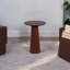 Table d'appoint abstraite en piédestal pilier en bois d'acacia Mattie H 23 po au fini brun clair - 16 po x 16 po x 23 po