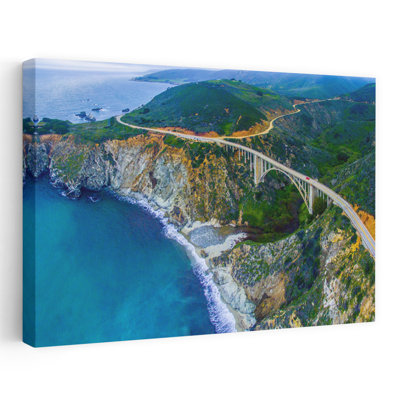 Vue aérienne du pont de Bixby Creek sur la côte du Pacifique, Big Sur, Californie, États-Unis, architecture contemporaine abstraite, art du paysage