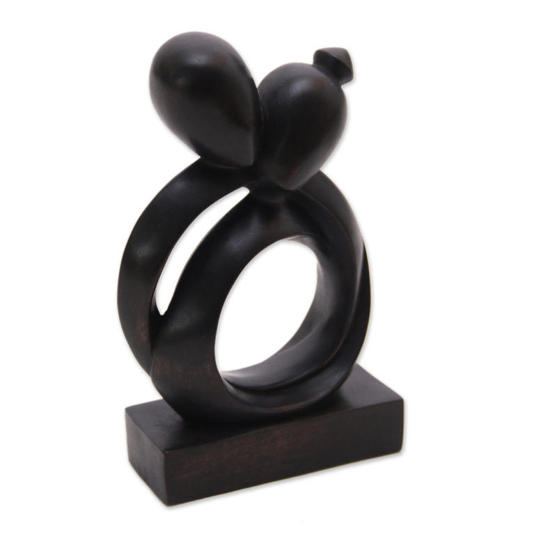 Sculpture en bois avec couple de soins