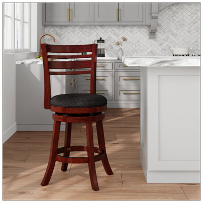 Tabouret pivotant à lattes à hauteur de comptoir de 24 pouces avec siège rembourré confortable et structure en bois franc durable, idéal pour les cuisines et les bars modernes.