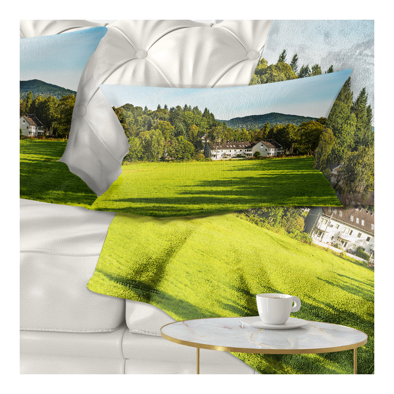 Coussin Alone Farmhouse in Meadow