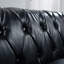 Canapé Chesterfield en similicuir avec accoudoirs roulés et capitonnage à boutons-287697815-287697817