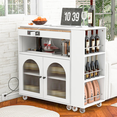 Îlot de cuisine roulant blanc avec 2 ports, portes en verre cannelé, table à rallonge pratique et élégante de largeur moyenne - DEL, prise de courant, rangement,