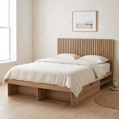 Lit plateforme moderne de style champêtre en bois avec tête de lit à lattes verticales et système de rangement à trois zones, taille standard, chêne clair