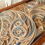 Table basse en bois d'orme sculpté Intricate