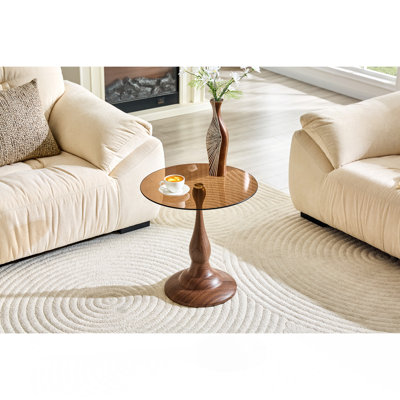 Petite petite table d'appoint en métal avec finition grain de noyer et une structure ronde en métal, dotée d'un plateau en verre d'un diamètre d'environ 19,6 pouces. Idéal pour une utilisation à côté d'un lit ou d'un canapé, dans les salons, etc.
