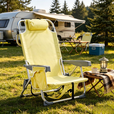 Chaise de plage pliante jaune pâle avec oreiller et poche de rangement latérale, structure en aluminium, chaise longue portative inclinable pour la plage, le camping et la terrasse.