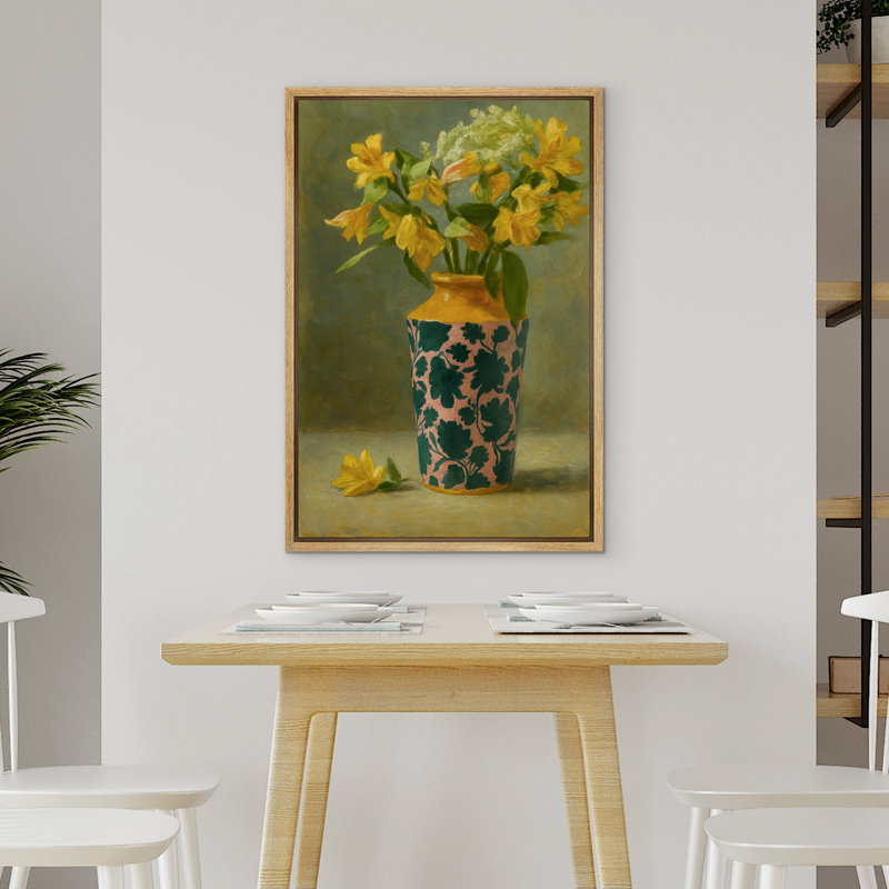 Fleurs jaunes dans un vase à motif, art mural encadré - Nature morte classique, peinture botanique pour salle à manger ou salon - Élégant décor rétro