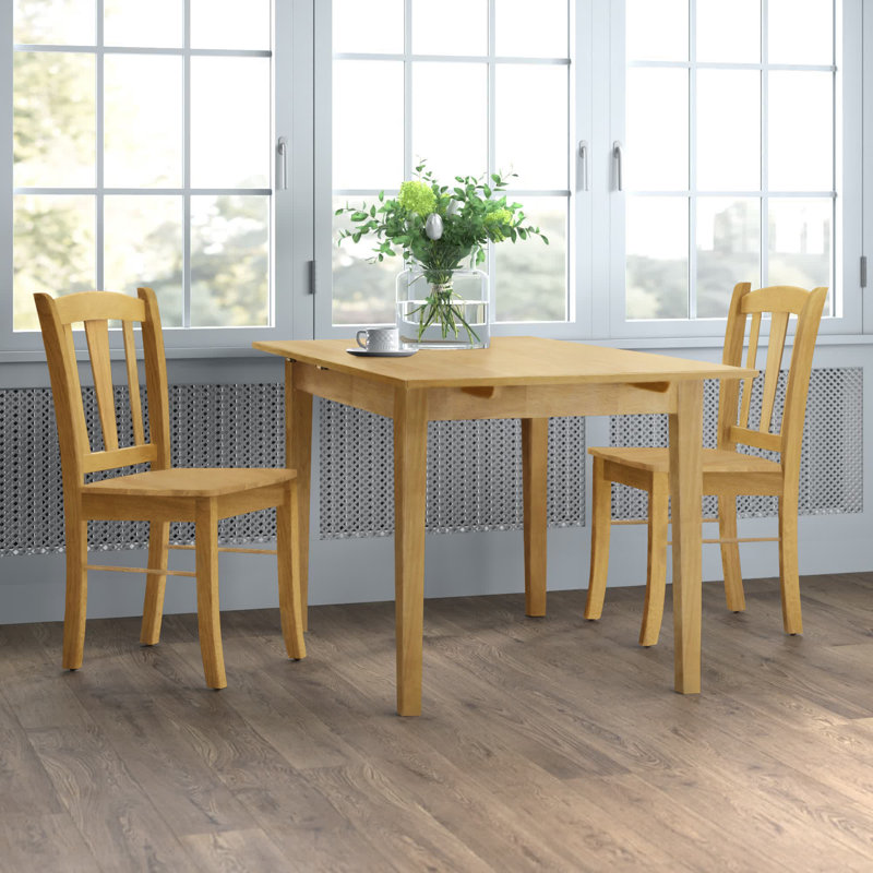L'ensemble de salle à manger 3 pièces contient une table de salle à manger rectangulaire avec rallonge papillon et 2 chaises de cuisine, chêne