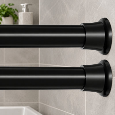 Ce paquet de 2 tringles à rideaux de douche à ressort noirs s'ajuste de 31 à 76 pouces avec un diamètre de 7/8 po; la conception sans perceuse est conçue pour les fenêtres, les salles de bain, les placards, les portes et les portes.