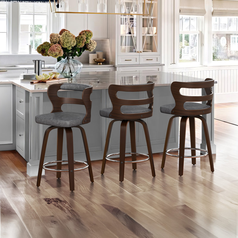 Tabouret de bar pivotant rembourré avec structure en bois Mundrae, pieds en bois d'hévéa, Gris / noyer foncé