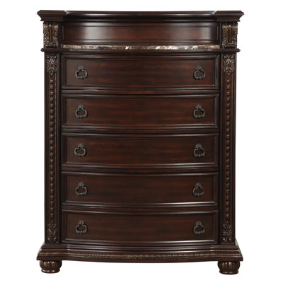 Commode traditionnelle à 5 tiroirs, 114 cm L x 53 cm P x 146 cm H, en bois, monobloc, couleur cerisier, avec insert en marbre véritable et liseré doré.