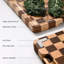 Planche à découper à damier en bois d'acacia de 43 cm (17 po), planche à charcuterie robuste et non toxique, facile à glisser dans l'évier, type bloc de boucher, avec poignées et rainures pour le jus.