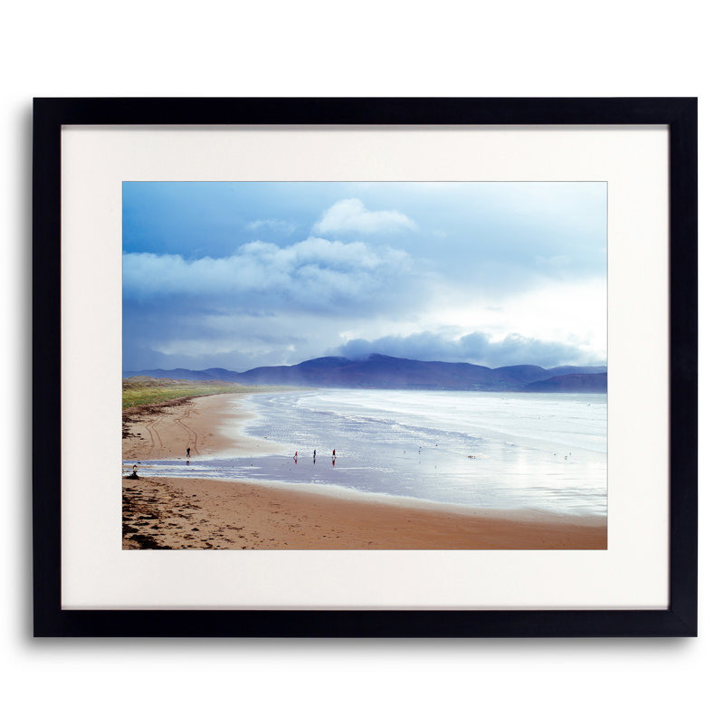 Inch Beach - Dingle par Scott Wurzel, Papier avec cadre noir, H 17,2 po x l 21,2 po