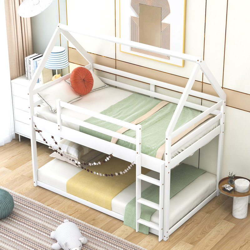 Lit simple superposé simple en blanc, en forme de maison avec - détail de maison basse robuste et pratique, blanc pour une montée facile