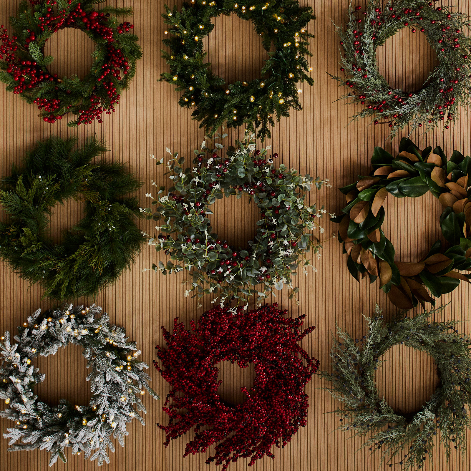 Dandan Faux Lighted Plug-In 24'' Wreath, Green