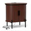 Table de chevet ovale Mid-Century de 21,7 po Parthenia, table de bout avec portes coulissantes cannelées et port de charge USB intégré-108609494