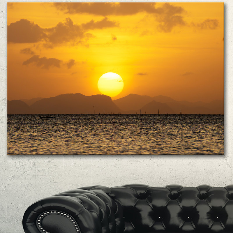 Coucher de soleil jaune et océan brun - reproduction de photo sur toile tendue, H 16 po x l 32 po