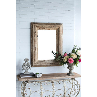 Le miroir mural 29,7 x 2 x 39,4 pouces avec cadre en bois brun antique ajoute du charme à la décoration de la pièce et illumine l'espace. Un rectangle de 30 x 2 x 39 po rehausse la luminosité intérieure