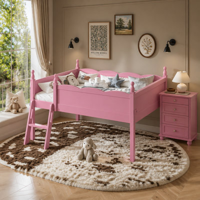 Lit mezzanine simple avec garde-corps pleine longueur, lit mezzanine bas en bois massif avec échelles et tablette à côté, forme chic et conception à profil bas, rose