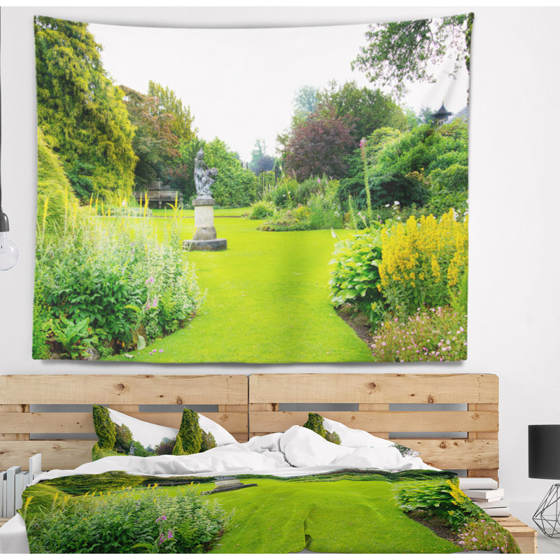 Paysage, plante et fleurs dans une tapisserie de jardin, H 32 po x l 39 po