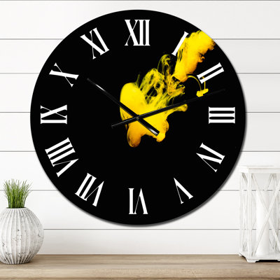 Un nuage de peinture jaune libéré dans l'eau claire - horloge murale moderne