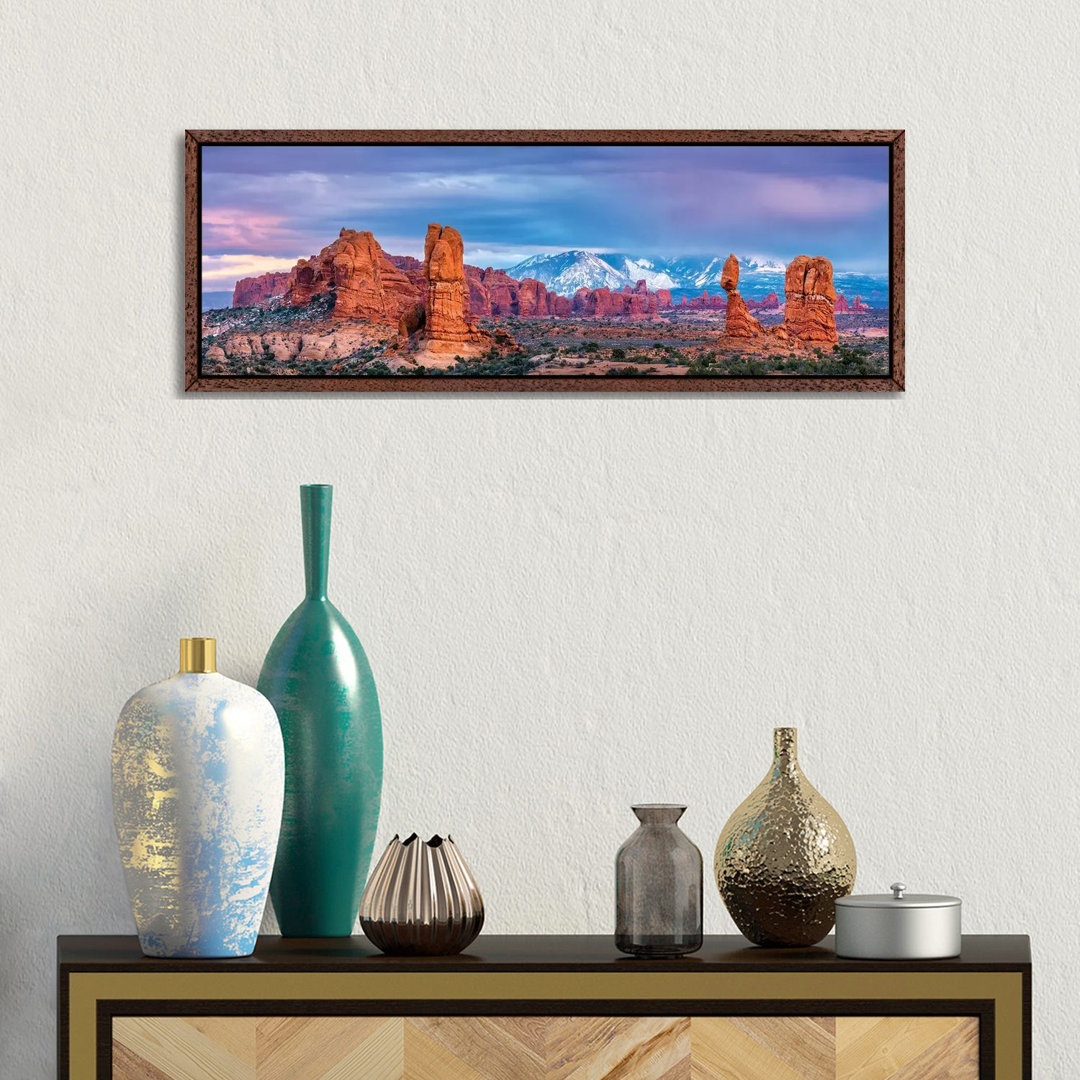 Balanced Rock And La Sal Mountains von Susanne Kremer - Panoramaleinwand auf Leinwand Giclée auf Leinwand