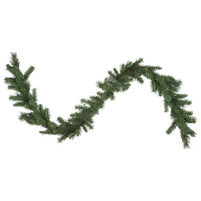 Guirlande de Noël en pin artificiel vert pré-éclairé 9 pi x 12 po avec lumières claires