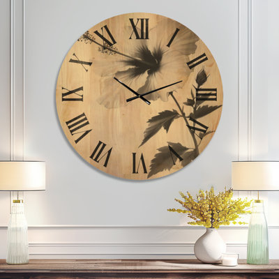 Horloge murale botanique en bois beige avec motif de tige d'hibiscus esquissée
