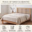 Lit plateforme en bois naturel Mid-Century avec tête de lit à lattes à persiennes-129227536-129227534