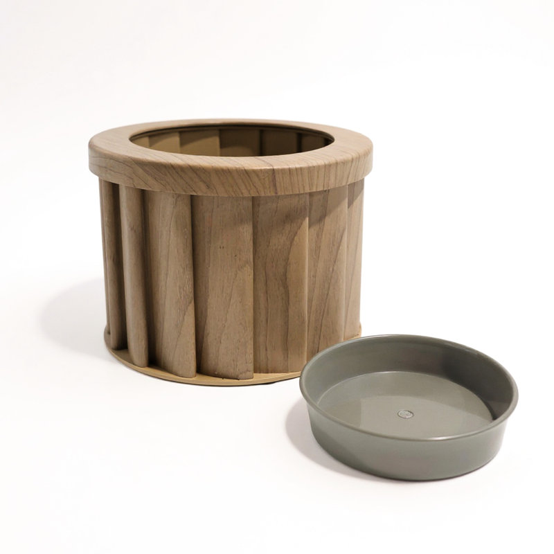 Bac à fleurs rond en aluminium brun clair cendré avec ouverture de drainage prédécoupée et plateau interne moderne avec finition thermolaquée de couleur bois pour une rétention d'eau déroutante fabriquée à partir du rangement
