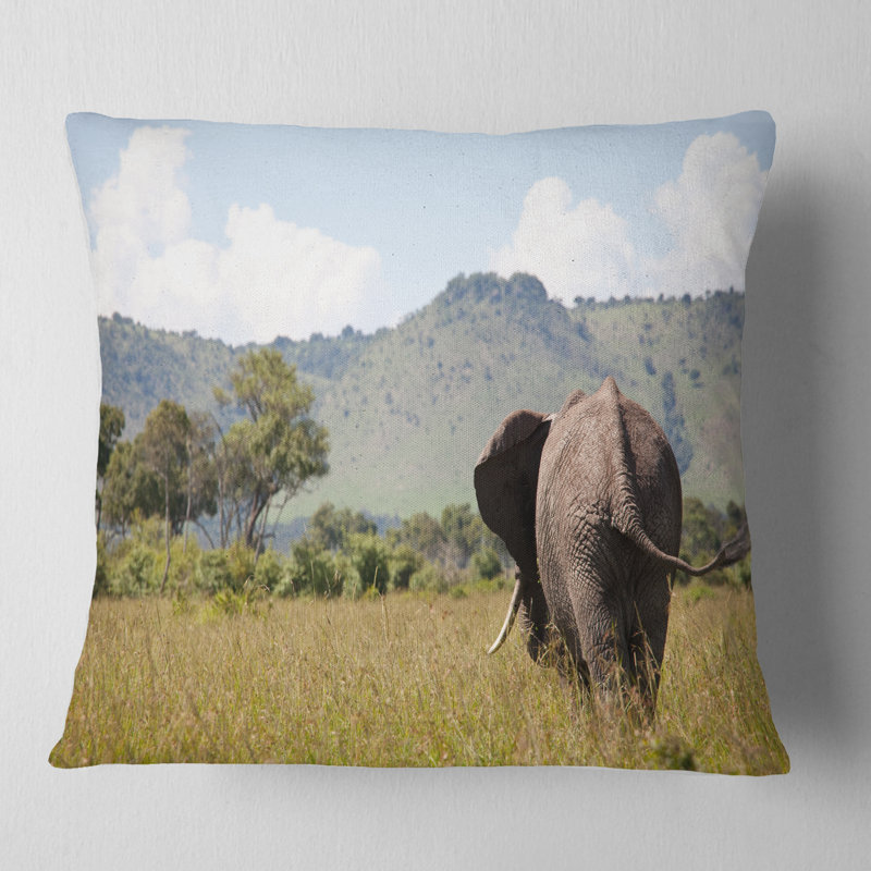 «Retreating Elephant in Savannah» - Coussin décoratif imprimé animal, 18 po x 18 po, Carré