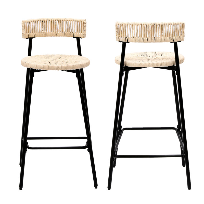 2 tabourets de comptoir en corde de papier tissés à la main. Style Chaises de bar pour appartement. Structure en métal noir, siège blanc crème. Et fonctionnelle à la maison. Polyvalent. Facile à installer