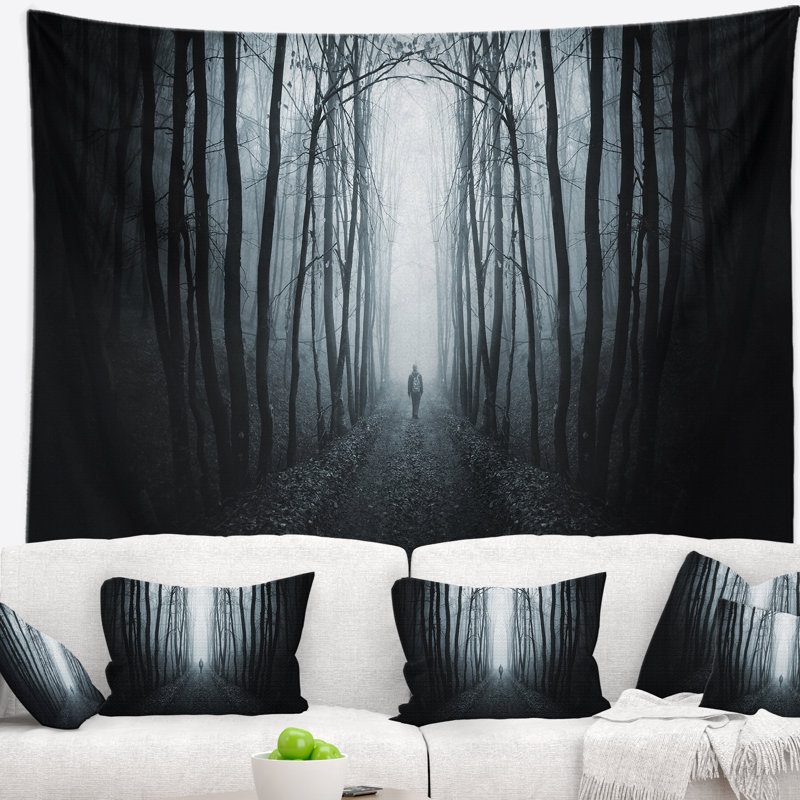 Homme marchant dans une tapisserie de la forêt sombre Landscape, H 78 po x l 92 po