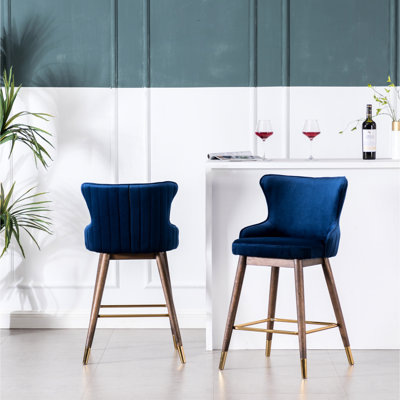 2 tabourets de comptoir en bleu, rembourrés de velours, rembourrés de mousse épaisse, à oreilles d'inspiration Mid-Century avec des pièces galvanisées en noyer, en métal et en métal doré, 2 tabourets bleus, revêtement en velours