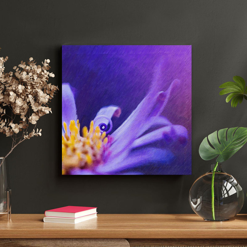 Fleur mauve et jaune avec lentille Macro - 1 pièce, reproduction d'art graphique sur toile tendue, H 32 po x l 32 po