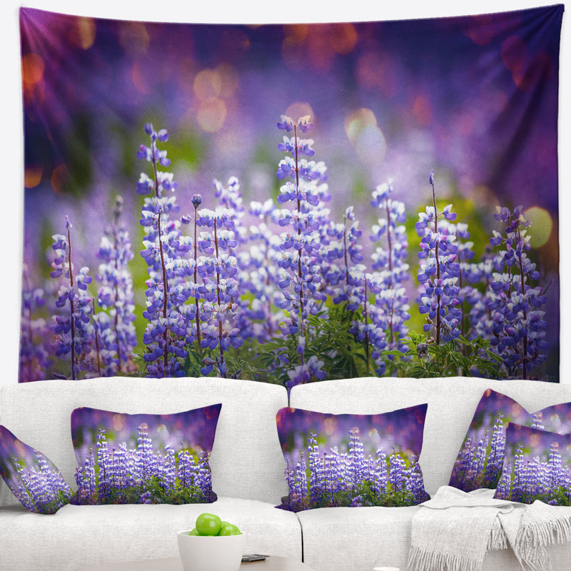 Tapisserie de fleurs de lupin bleu sur fond bleu, H 32 po x l 39 po