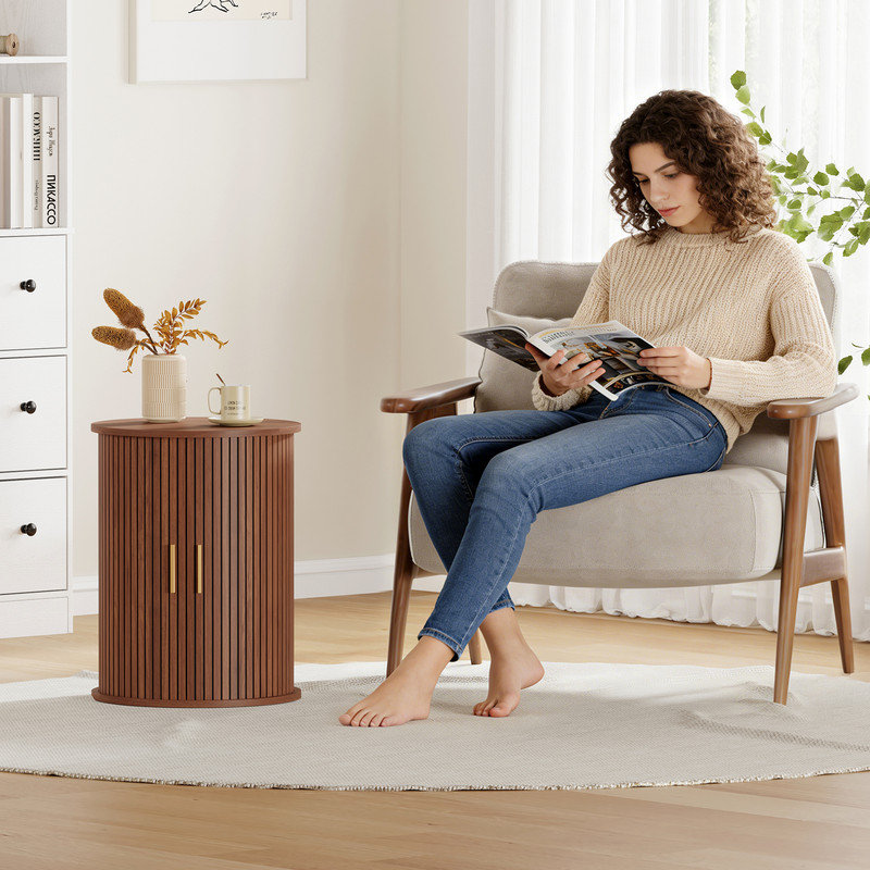Table d'appoint cannelée ronde pour petits espaces, table de bout moderne Mid-Century avec porte tambour et tablette de rangement, table de chevet en bois (brun)