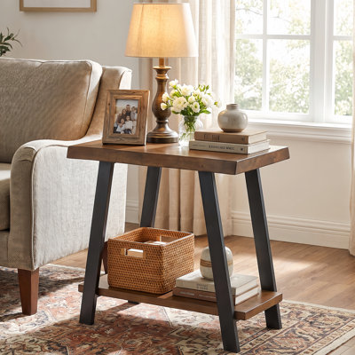 Table d'appoint rustique en bois massif avec plateau à rebords naturels et pieds en métal noir, table de bout rustique industrielle de 23,62 po avec rangement à 2 niveaux, table d'appoint de style campagnard pour le salon