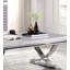Table basse moderne de style glamour avec plateau en faux marbre et base piédestal chromée, parfaite pour les espaces de vie luxueux.