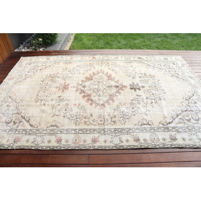 Tapis turc rétro dans un mélange attrayant de nuances naturelles parfait pour ajouter une touche chic à votre salon