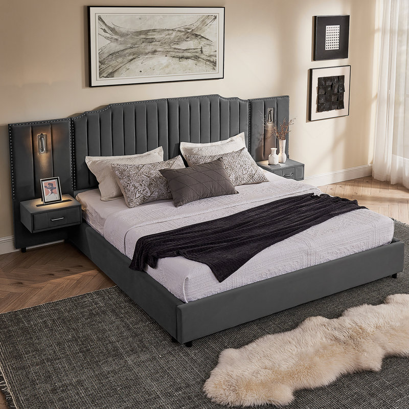 Lit plateforme tapissier très grand avec tissu en velours, rayures verticales, boutons et table de chevet intégrée - aucun sommier nécessaire