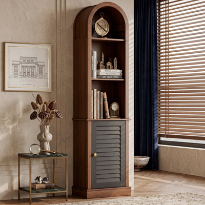 Grande vitrine de coin arquée de 68 po avec porte à persiennes brun noyer