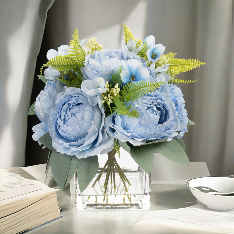 Arrangement de pivoines artificielles dans un vase en verre avec de l'eau artificielle (bleu), Bleu