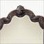 Exquis miroir orné d'acajou avec des détails complexes et du verre biseauté, un ajout intemporel à tout décor intérieur.
