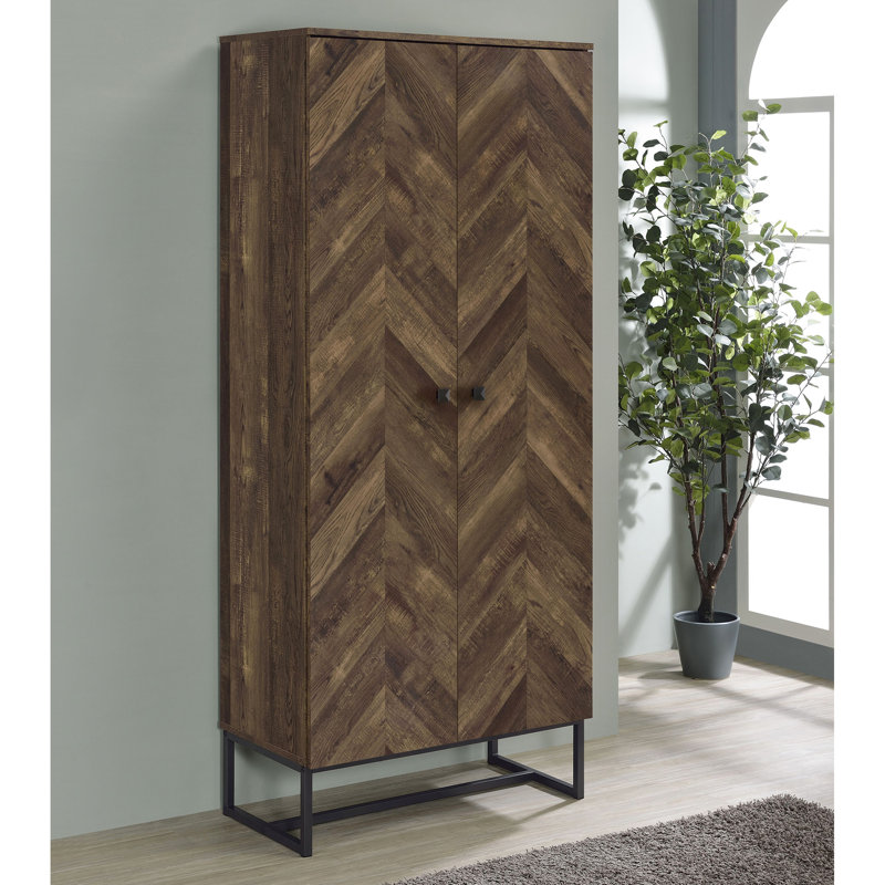 Armoire d'appoint autoportante à 8 tablettes, conception à chevrons, finition chêne rustique pour une atmosphère chaleureuse et accueillante avec portes, structure en bois d'ingénierie, style dans les espaces de vie