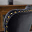 Chaise de bureau moderne rembourrée et capitonnée à boutons avec base en métal-318416934