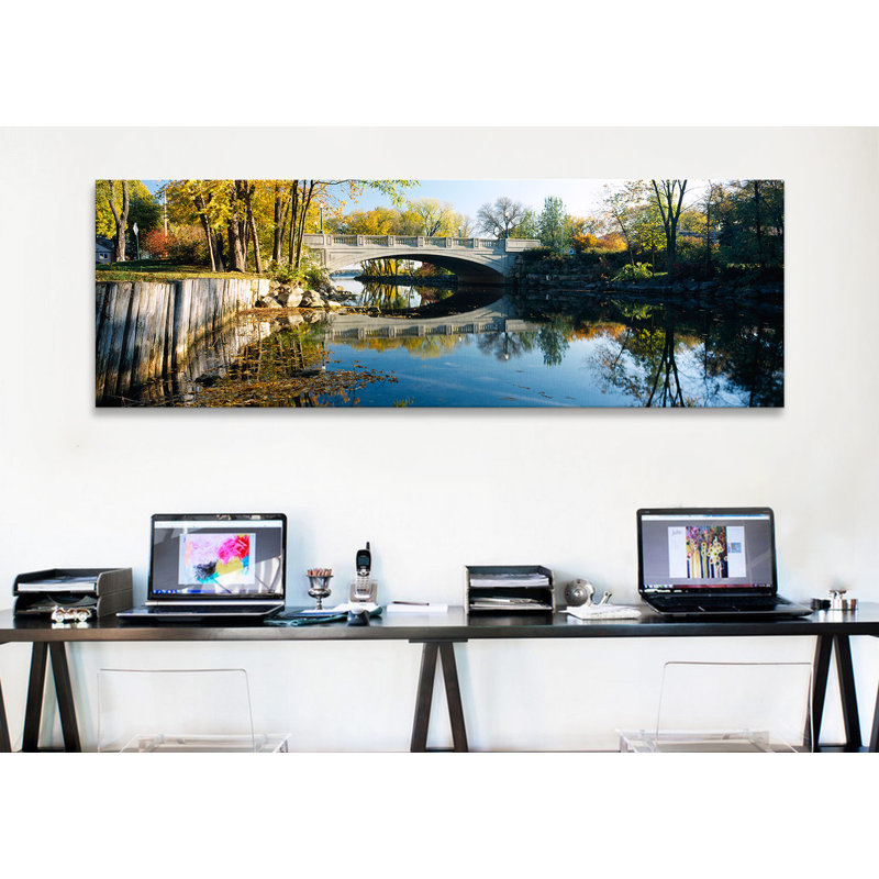 «Pont à travers une rivière, rivière Yahara, Madison, comté de Dane, Wisconsin, États-Unis» par Panoramic Images - Reproduction giclée sur toile panoramique