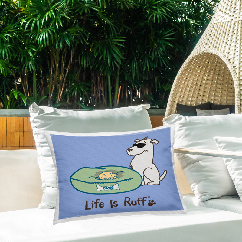 Coussin d'extérieur imprimé chat sur chien par LIR
